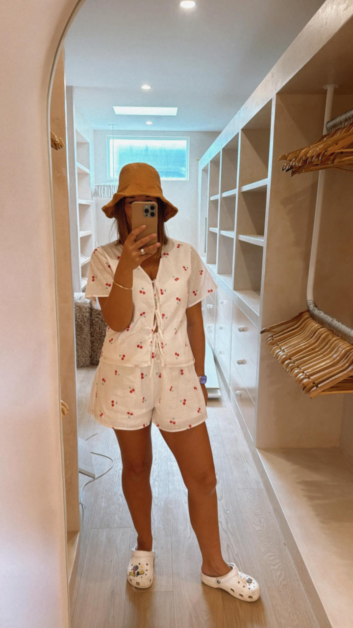 Very Cherry White Set