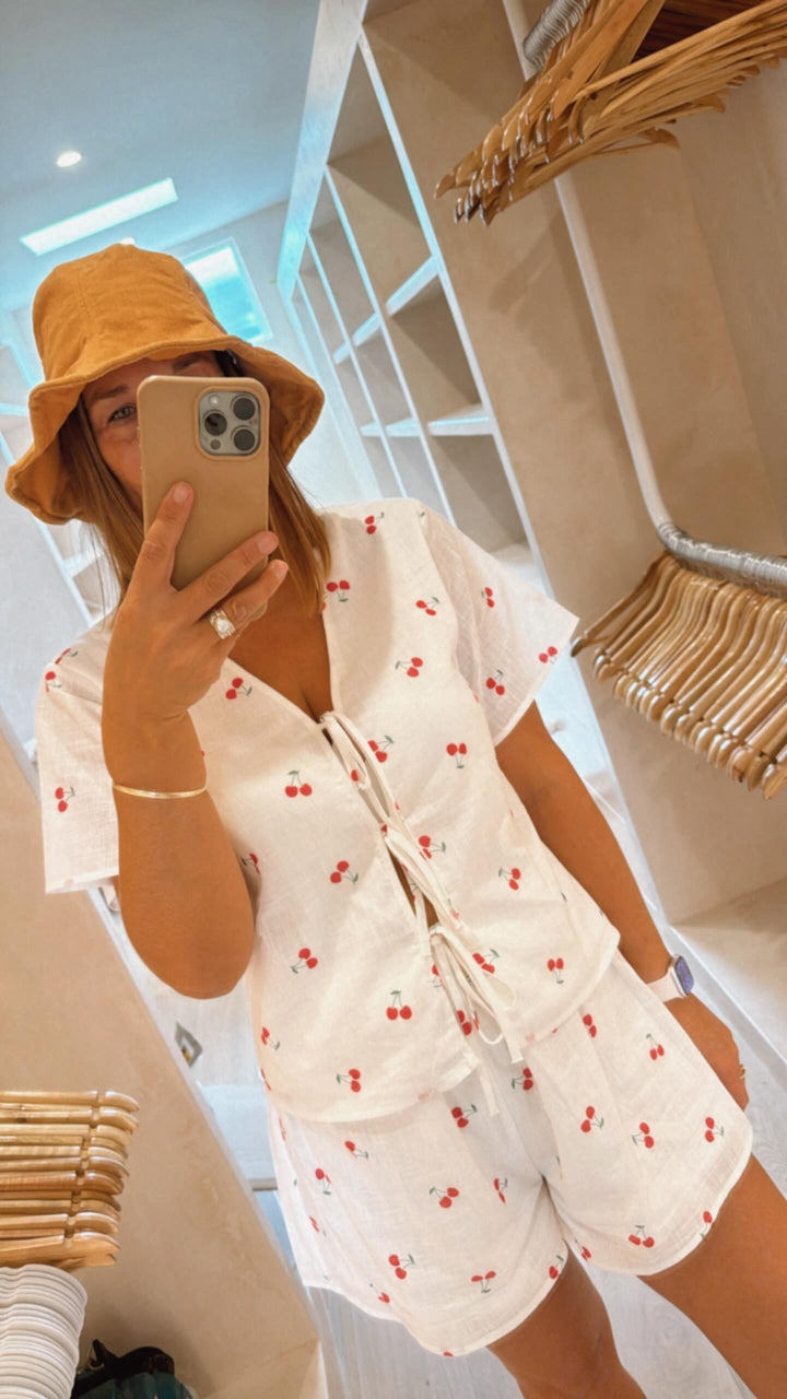 Very Cherry White Set